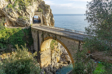 Puente sobre el Fiordo di Furore con el mar al fondo