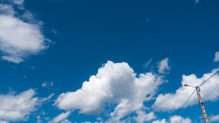 Cielo azul con nubes blancas