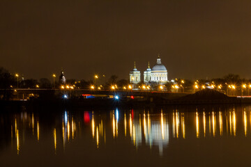 Fototapeta na wymiar temple by the Neva river at night