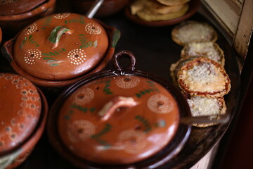 Casuelas de barro con comida mexicana, guisos en mexico, mole, pollo