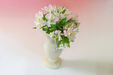 縞瑪瑙の花瓶に活けたアルストロメリアの花束