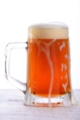 Pinta di birra rossa con schiuma