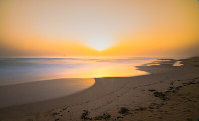 Imagen de un precioso amanecer junto al mar Mediterráneo. 