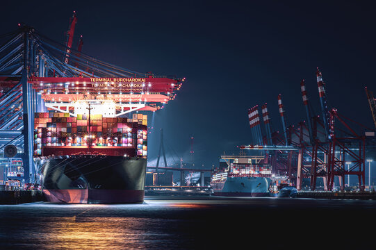 Containerterminal Burchardkai im Hamburger Hafen bei Nacht, mit der K&ouml;hlbrandbr&uuml;cke im Hintergrund
