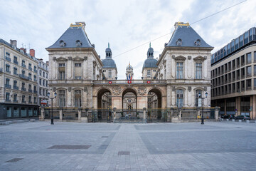 Fototapeta na wymiar Hôtel de ville et place de la Comédie pendant le confinement, Lyon, France 