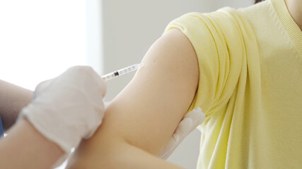 Obraz na płótnie Canvas ワクチンを接種する女性