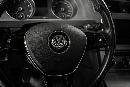 Volkswagen. Carro, Veículo, Indústria automotiva. Foto Interior de um carro Golf da marca Volkswagen com foco na logo no volante.