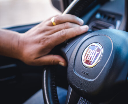 Fiat. Carros, autom&oacute;veis, editorial. Foto do interior de um autom&oacute;vel da marca Fiat com foco na sua Logo.	