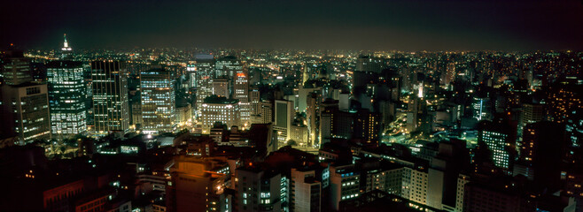 Foto panorâmica noturna do centro histórico da cidade vista a partir do edifício Itália.