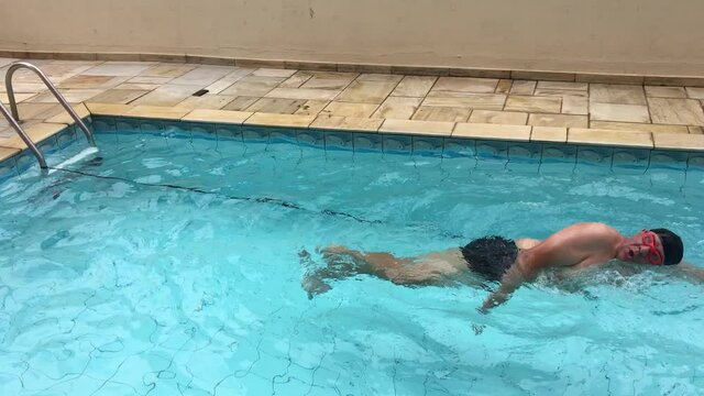 Homem adulto nadando est&aacute;tico na pandemia de COVID 19