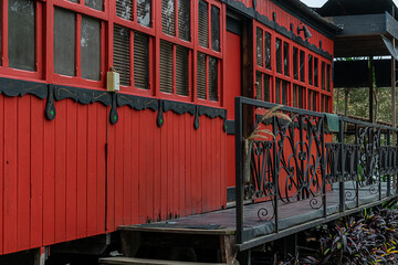 Vagón de tren antiguo de madera de color rojo