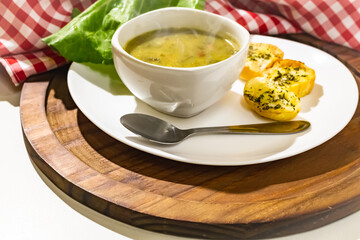 Tigela de Caldo Verde quente com torradas e folha de couve.
Prato típico de Portugal.
