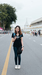 Woman travel at wat arun.