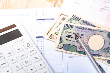 Fototapeta premium 家計簿 電卓とお金