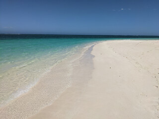 Fototapeta na wymiar Turquoise water and white sandy beach