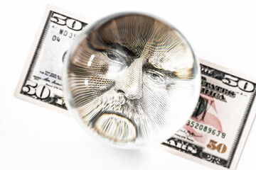 Dollarschein unter einer Glaskugel
