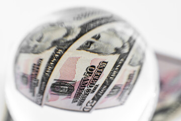 Dollarschein unter einer Glaskugel