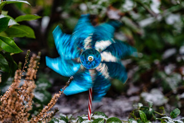 Kleines blaues Windrad