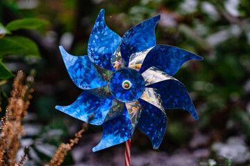 Kleines blaues Windrad