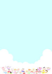 沢山の人　雲と青空 　コピースペース