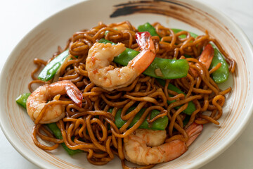 stir-fried yakisoba noodles with green peas and shrimps