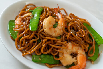 stir-fried yakisoba noodles with green peas and shrimps