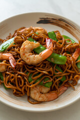 stir-fried yakisoba noodles with green peas and shrimps