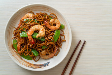 stir-fried yakisoba noodles with green peas and shrimps