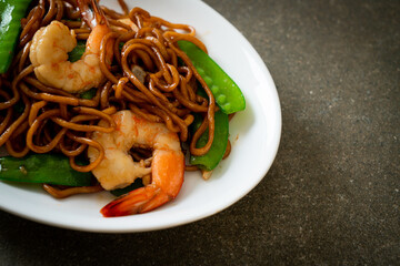 stir-fried yakisoba noodles with green peas and shrimps
