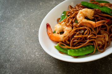 stir-fried yakisoba noodles with green peas and shrimps