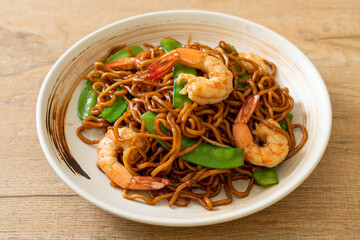 stir-fried yakisoba noodles with green peas and shrimps