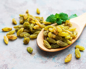 Green dried raisins