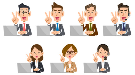 ノートパソコンを使いながら笑顔でピースサインを出すスーツを着た男女
