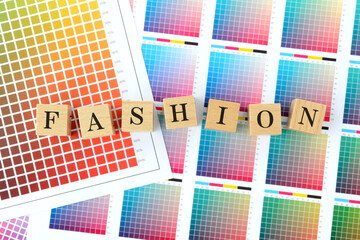 Fototapeta premium カラーチャートとFASHIONの文字ブロック