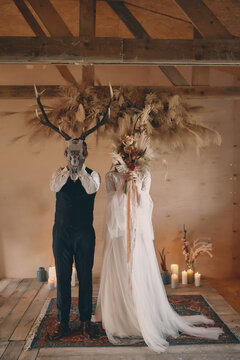 para młoda w maskach elegancja, romantyzm maska zwierzęcia i bukier kwiat&oacute;w zasłonięte twarze pary młodej, rystykalny ślub, ślub boho 