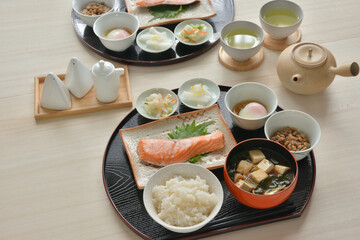 和朝食　鮭の塩焼き　豆腐の味噌汁