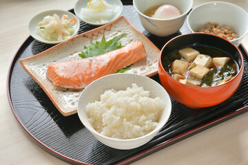 Fototapeta na wymiar 和朝食　鮭の塩焼き　豆腐の味噌汁
