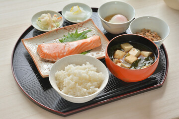 和朝食　鮭の塩焼き　豆腐の味噌汁