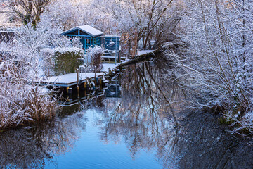 Anlegestelle am Ufer der Warnow in der Hansestadt Rostock im Winter