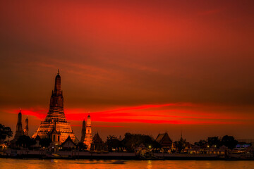 Fototapeta na wymiar Blurred abstract background of the pagoda scenery of Wat Arun on the Chao Phraya River in Bangkok of Thailand, the silhouette, the light hitting the sculpture, has a kind of artistic beauty.