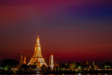Blurred abstract background of the pagoda scenery of Wat Arun on the Chao Phraya River in Bangkok of Thailand, the silhouette, the light hitting the sculpture, has a kind of artistic beauty.