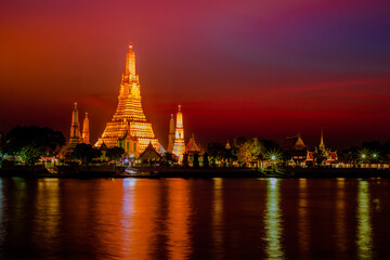 Fototapeta na wymiar Blurred abstract background of the pagoda scenery of Wat Arun on the Chao Phraya River in Bangkok of Thailand, the silhouette, the light hitting the sculpture, has a kind of artistic beauty.