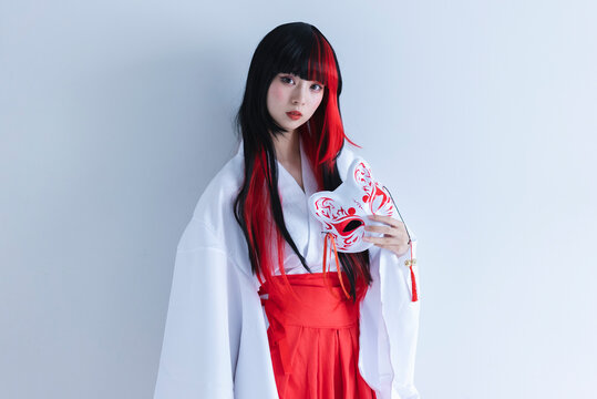巫女のコスプレをする女性
