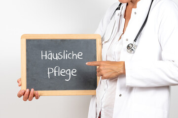 Ärztin mit einer Tafel Häusliche Pflege