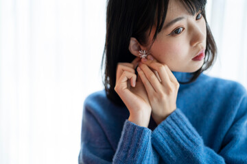 出かける準備をする女性