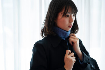 出かける準備をする女性