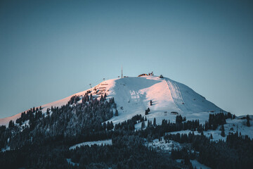 Skigebiet am Berg beim Sonnenuntergang