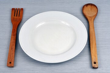 Assiette avec des couverts en bois vus de dessus