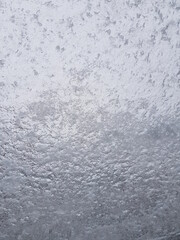 zugefrorenes Dachfenster, Eisschicht auf Fenster