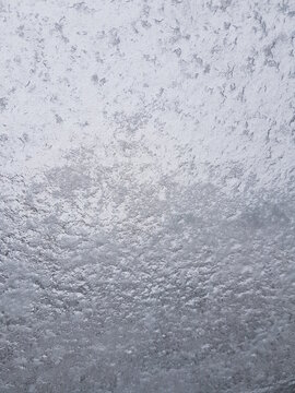 zugefrorenes Dachfenster, Eisschicht auf Fenster